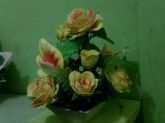 Arranjo de mesa rosas e copo de leite
